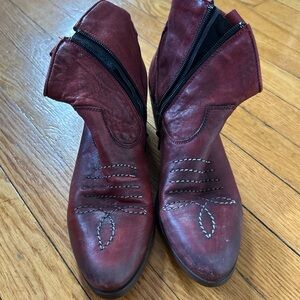 Short burgundy cowboy boots